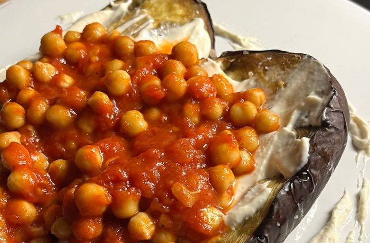 Berenjena con garbanzos sobrantes