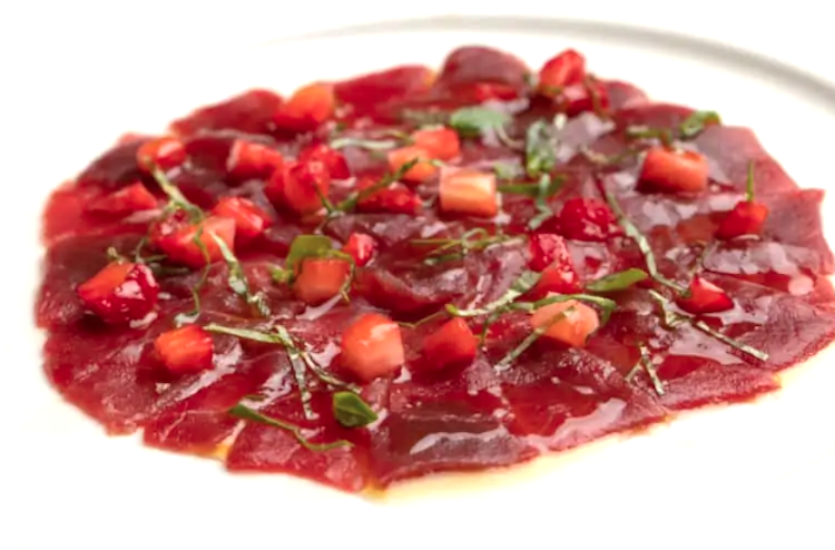Carpaccio de atún con vinagreta de fresas y tomillo