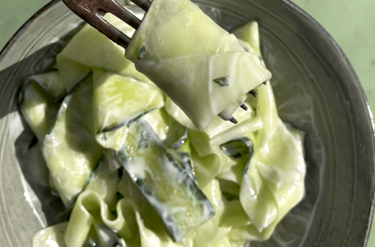 Ensalada de pepino maduro y yogur