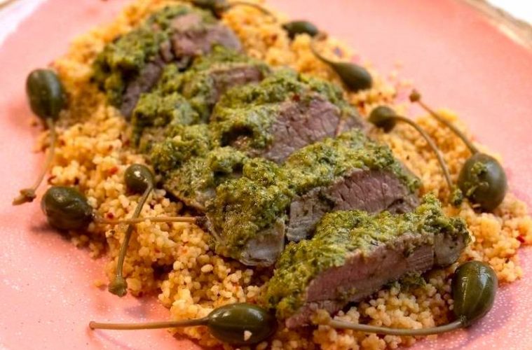 Tournedó de cordero con costra de aceitunas y cuscús