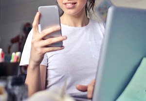 Estudio sobre exposición a pantallas y consumo compulsivo de ultraprocesados