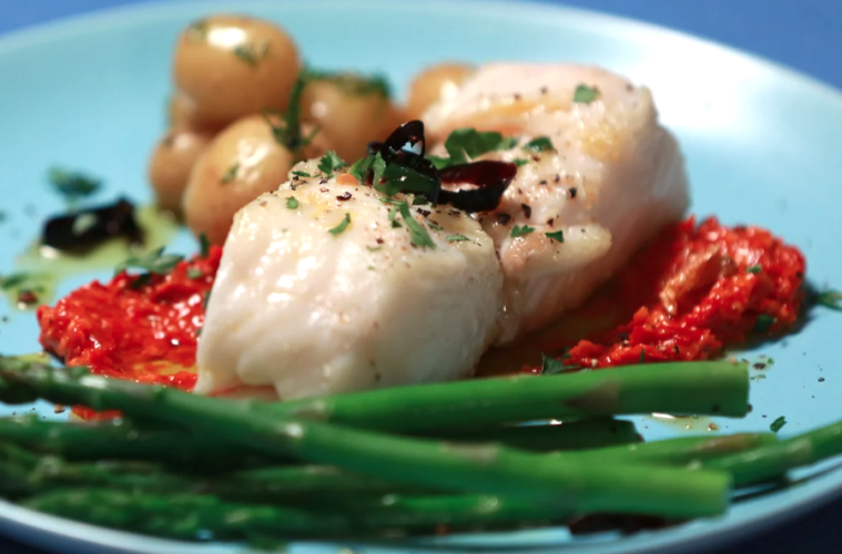Merluza con salsa romesco