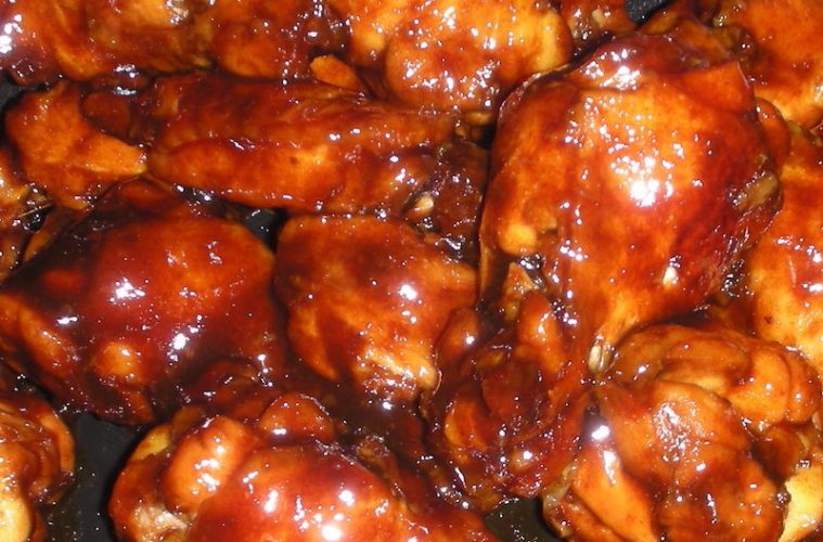 Pollo con salsa de refresco de cola olvidado por la nevera.