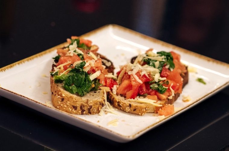 Bruschettas de pan de semillas y queso Mahón
