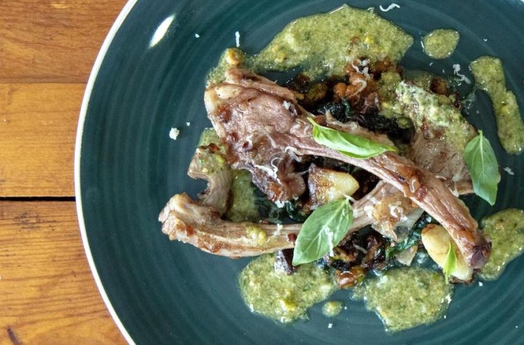 Chuletitas de cordero con queso manchego y pesto de pistachos