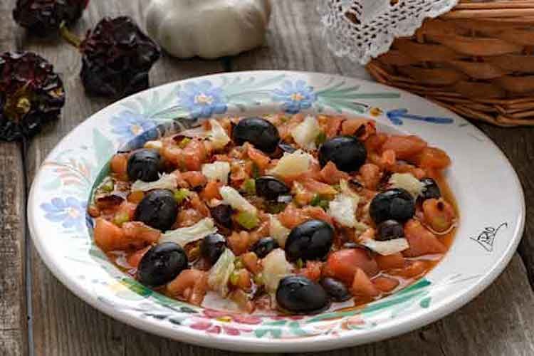 Ensalada murciana con tomate en conserva sobrante - Foto Turismo de Murcia
