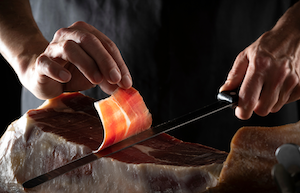 El jamón ibérico, ¿a mano o a máquina?