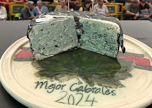 La subasta de Cabrales bate de nuevo su récord Guinness: 36 000 euros por el queso ganador