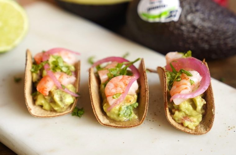 Tacos crujientes de guacamole con langostinos