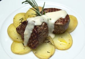 2Solomillo de cerdo con salsa de queso azul olvidado por la nevera 2