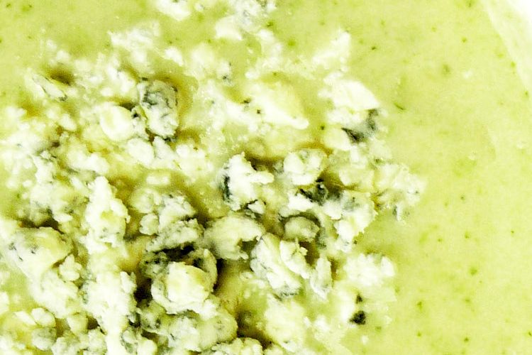 Crema de brócoli maduro y queso azul
