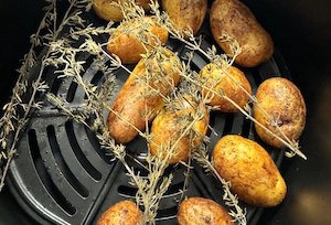 Investigación sobre el uso del aceite de oliva en airfryer, frituras, asados o confitadosUn nuevo proyecto quiere saber qué ocurre cuando usamos técnicas como la fritura en aire caliente (airfryer) el asado, confitado, fritura en abundante aceite, fritura en sartén y cocina a vacío, evaluando su posible efecto en la salud en un estudio de intervención nutricional con voluntarios. 