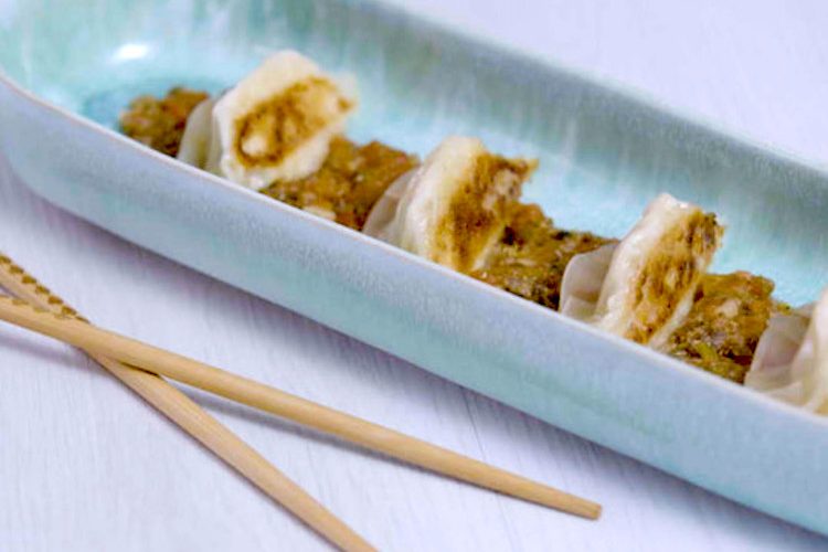 Gyozas de bonito con salsa putanesca
