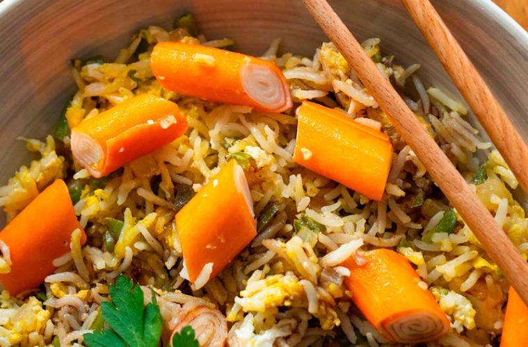 Wok de arroz basmati con barritas de surimi y huevo