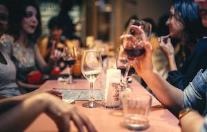¿Quién paga la cena de empresa, la empresa o los empleados?