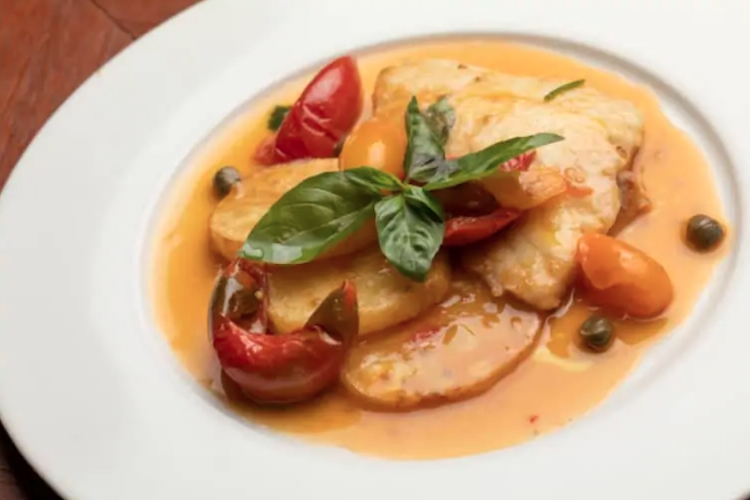 Lubina al vino blanco con patatas y alcaparras