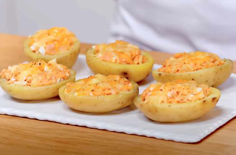 Patatitas cocidas rellenas de atún