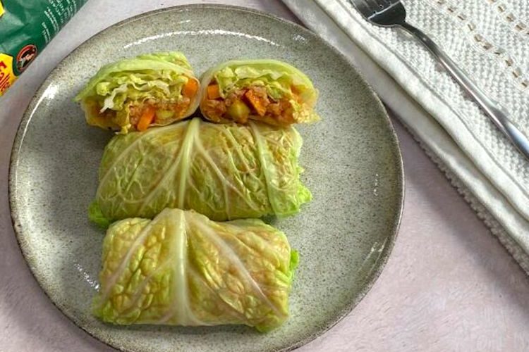 Rollitos de col rellenos de arroz