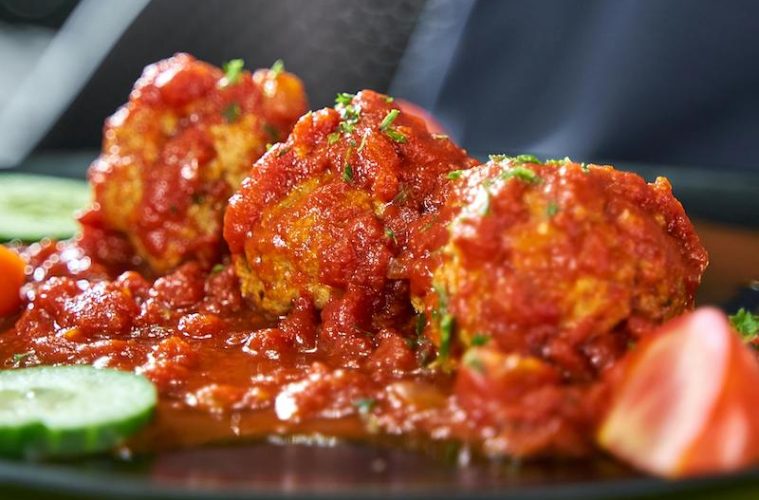 Albóndigas de añojo en salsa agridulce de sepia y setas