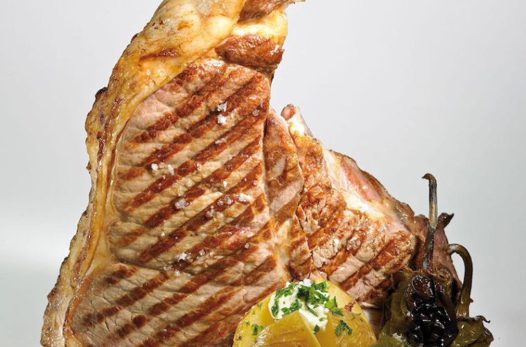 T-bone de ternera a la parrilla y patata con queso tetilla
