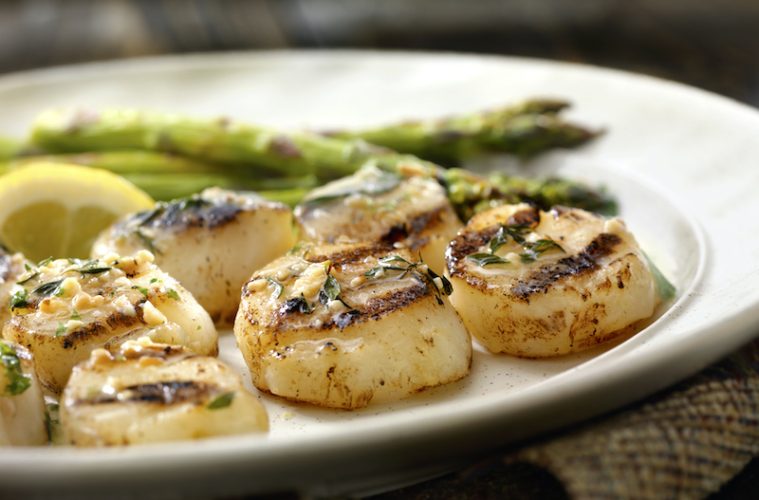 Vieiras a la plancha con salsa de cítricos - Foto Pesca España