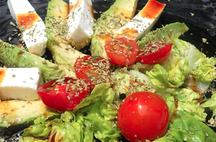Ensalada de aguacate, queso de cabra y miel de caña