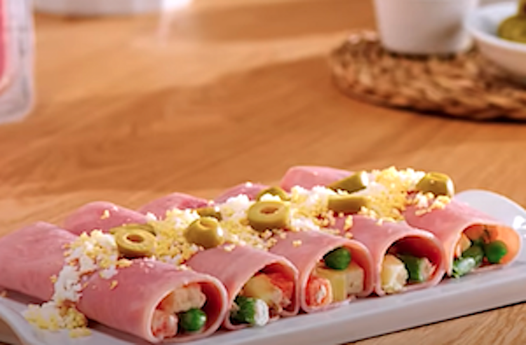 Rollitos de jamón york rellenos de ensaladilla