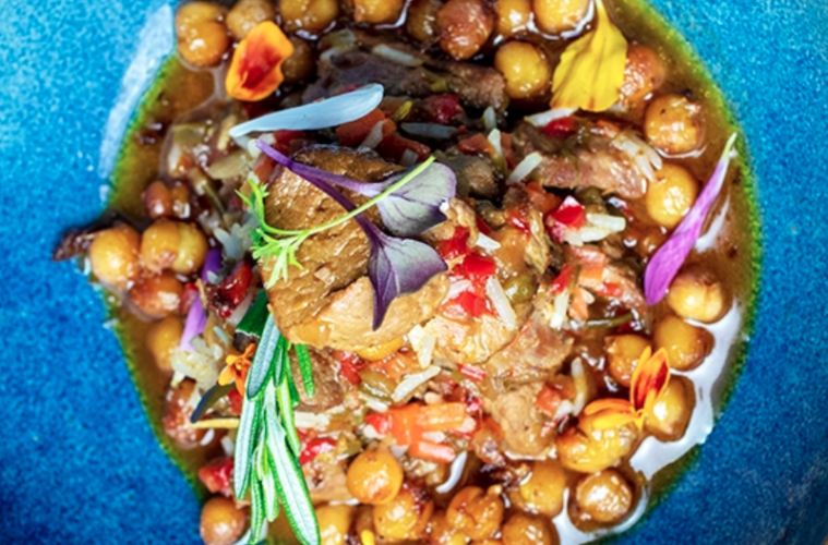 Cordero con garbanzos refritos y arroz