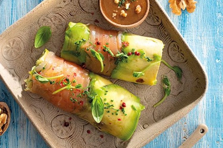 Rollitos de salmón y aguacate con vinagreta de nueces olvidadas por el armario