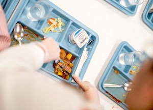 Envases de yogur usados que se convierten en mobiliario para comedores escolares