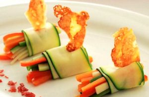 Rollitos de verduras sobrantes con crujiente de queso