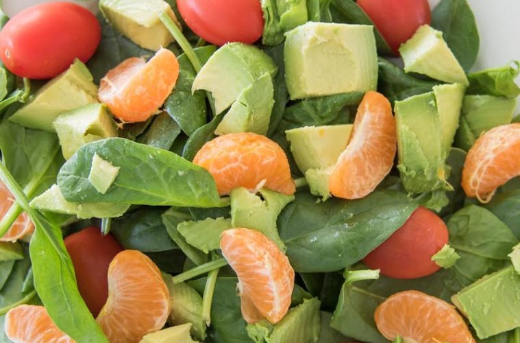 Ensalada de espinacas baby, aguacate y mandarina