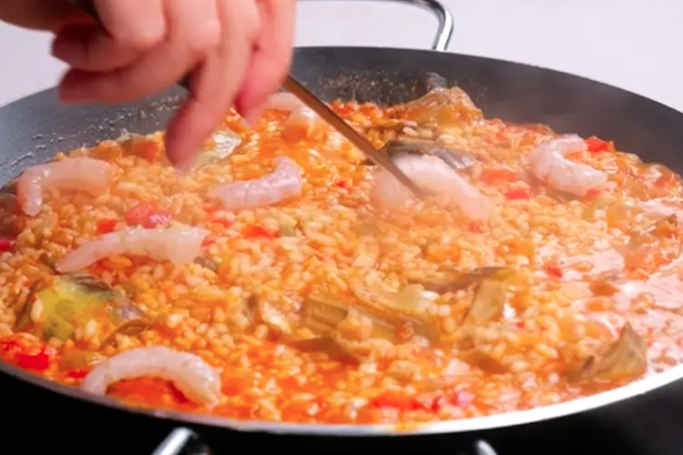 Arroz con alcachofas y gambas