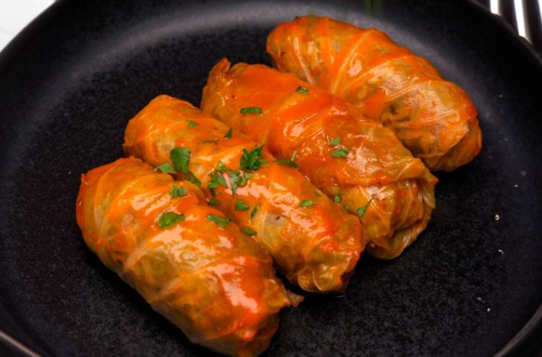 Hojas de col rellenas de carne y arroz