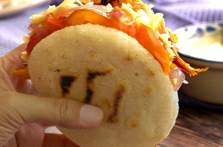 Arepas de pollo mechado, verduritas y queso cheddar
