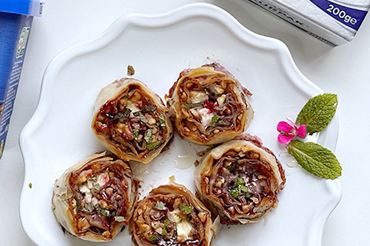 Bocaditos de masa filo con queso feta, nueces y miel