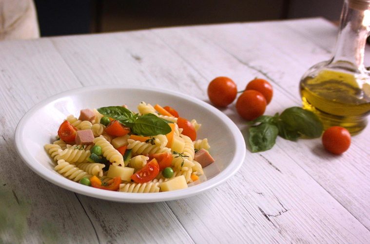 Ensalada de pasta con verduras y restos de fiambre o embutido