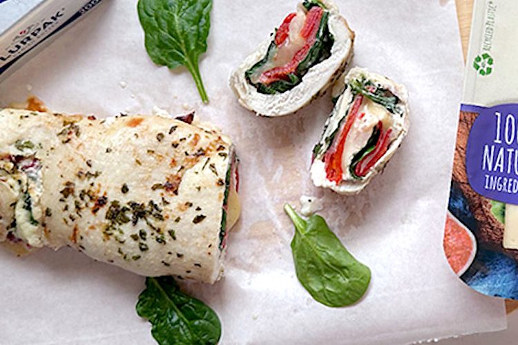 Rollitos de pechuga rellena de pimiento, espinacas y queso