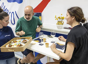 Los sábados, aperitivo gratuito en el espacio Guía Repsol del Mercado de Vallehermoso (Madrid)