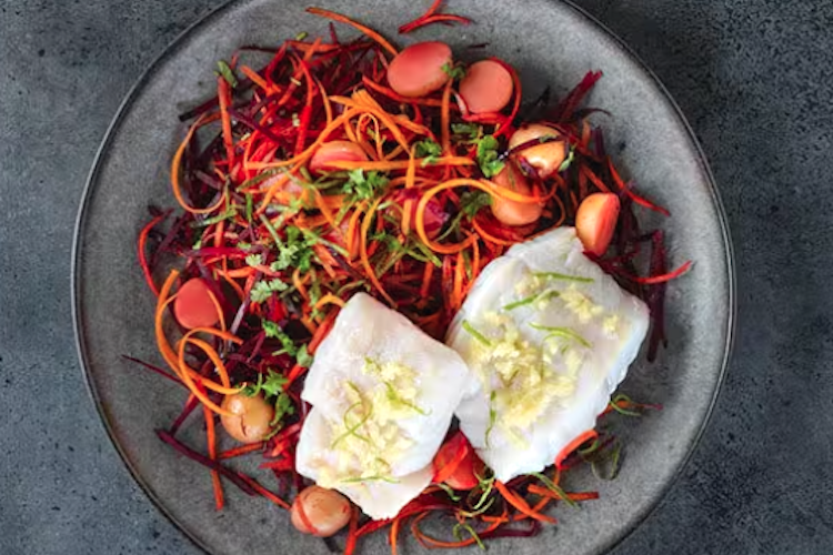 Bacalao al horno con ensalada roja