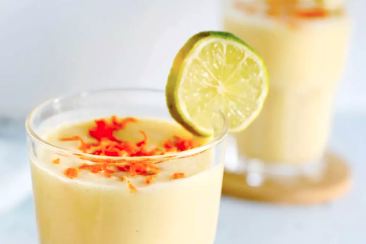Batido de piña y plátano con yogur de coco