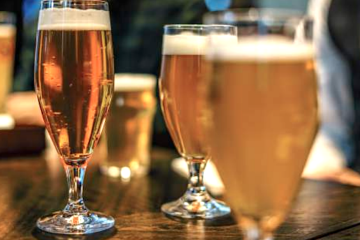 Cada vez bebemos menos cerveza CON y más SIN. Foto Cerveceros de España