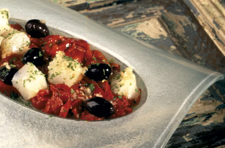 Ensalada de bacalao con pimientos asados y aceitunas negras