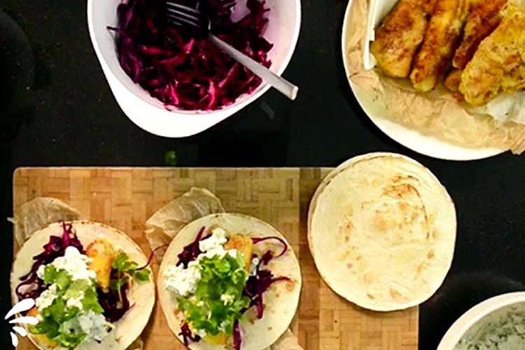 Tacos de pescado sobrante marinado, con ensalada