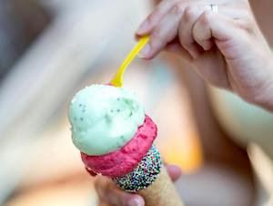 Catador de helados, coctelero, DJ de piscina, algunos de los empleos más singulares del verano