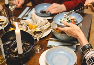 Brindis y buena gastronomía, entre los planes favoritos de los españoles para las vacaciones
