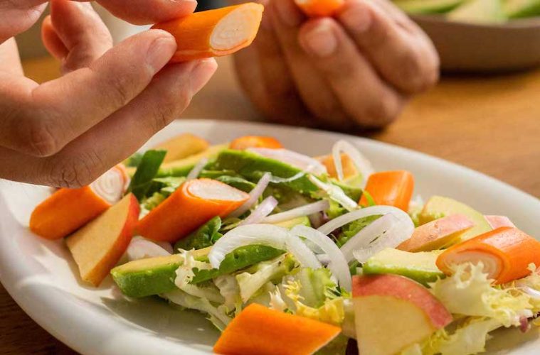 Ensalada de cangrejo, brotes, aguacate y manzana