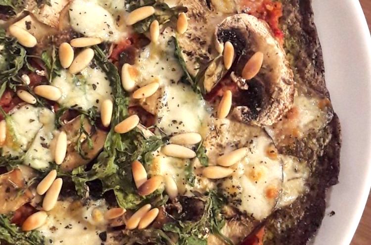 Pizza con masa de brócoli sobrante