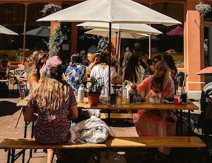 Casi el 30 % de las reservas online en restaurantes este verano fueron de turistas internacionales