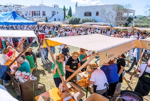 Preparando la Feria del Calamar en Santa Eulària des Riu (Ibiza)